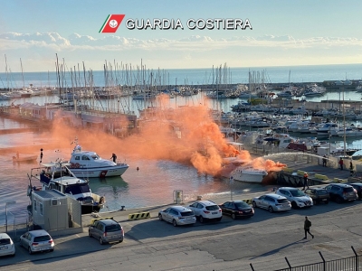 Unità da diporto in fiamme nel porto di San Benedetto del Tronto