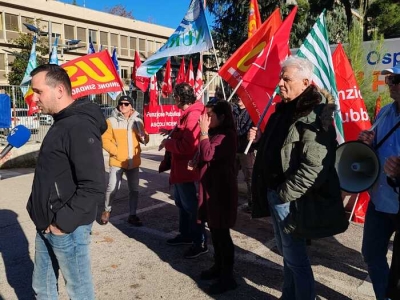 Sanità, i sindacati protestano davanti all' ospedale Mazzoni