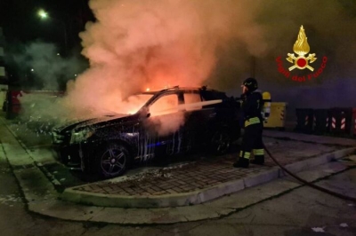 Due auto prendono fuoco in pochi minuti a Grottammare, avviate indagini