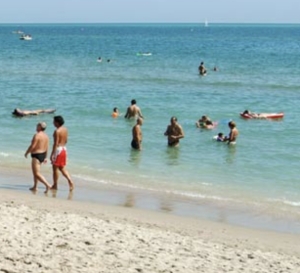 Fulmine in mare ad Alba Adriatica, arresto cardiaco per una bagnante trasportata in elicottero al Mazzini