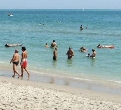 Fulmine in mare ad Alba Adriatica, arresto cardiaco per una bagnante trasportata in elicottero al Mazzini