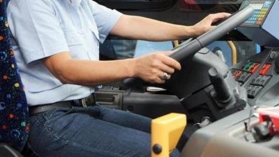 Sferra due pugni all'autista perché il bus era in ritardo