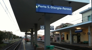 Tenta di aggredire la controllora del treno, bloccato in stazione