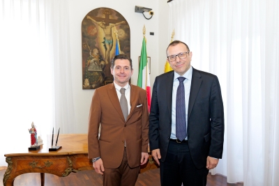 Stretta di mano tra il Sindaco Marco Fioravanti e il nuovo Questore Aldo Fusco