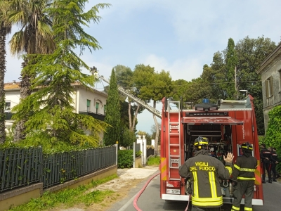A Giulianova a fuoco il sottotetto dell'edificio a due piani in via Veneto