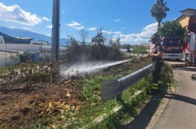 Castel di Lama - Incendio vicino al centro commerciale, pompieri in azione contro le fiamme
