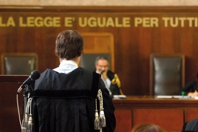 Aggredisce un'anziana coppia minacciando di bruciare la casa, resta in carcere