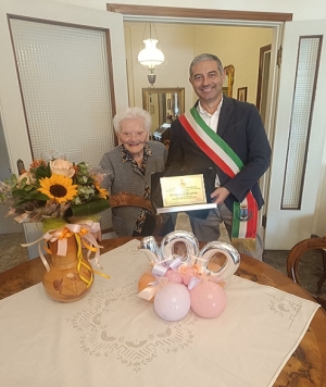 Delfina compie 100 anni, brindisi in musica col sindaco