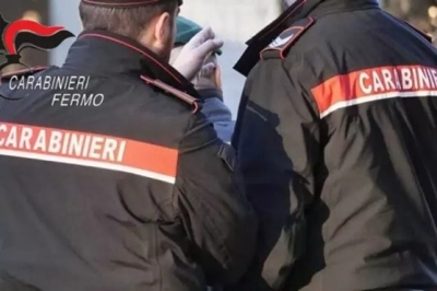 Si avvicina alla madre e scatta il braccialetto elettronico, 30enne arrestato
