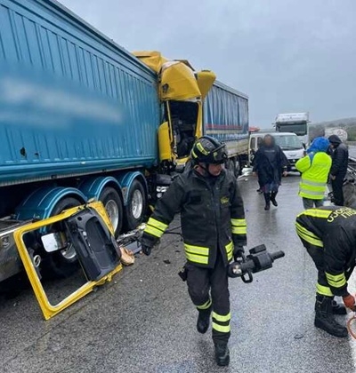 Tamponamento fra due tir blocca la A14 per novanta minuti, restano 7 km di coda