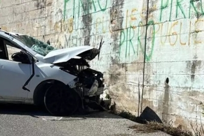Si schianta contro un muraglione, muore automobilista