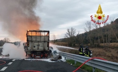 A fuoco autocarro con carico di carta in A14, temporanea riduzione a una corsia