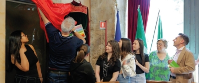 Ascoli Piceno - Donato alla Quintana l'abito realizzato dagli studenti dell'Ipsia