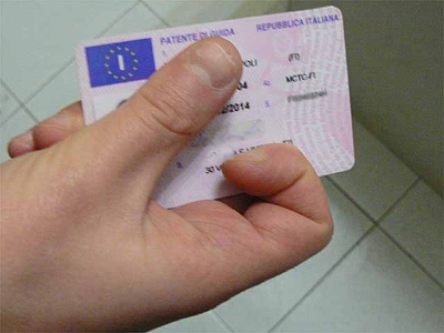 Patente estera ritirata dopo una multa risulta falsa, denunciato il possessore