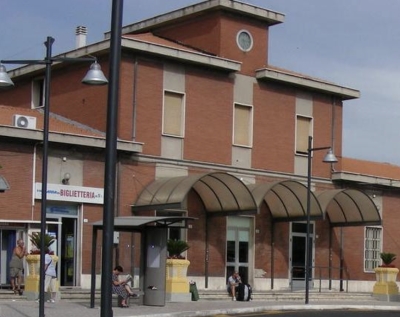 A Giulianova, picchiano e derubano un extracomunitario. Rintracciati dalla polizia tre italiani, uno si accanisce contro la polizia