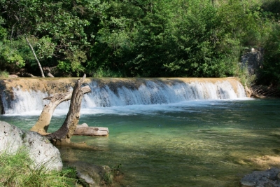 Ascoli Piceno - Fiume Castellano, chiuso il ponte che porta alla spiaggetta: è polemica