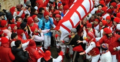 'Lu Bov Fint', adrenalina e tradizione nel venerdì di Carnevale ad Offida