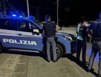 Inseguimento choc a Civitanova, si butta in mare per sfuggire alla Polizia