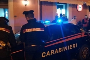 Lite con un vigilante poi minaccia i Carabinieri con una chiave telescopica, denunciato