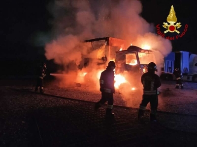 Misterioso incendio nella notte di tre autoarticolati all'interporto di Jesi