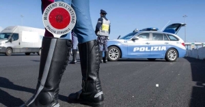 Collisione fra camion in A14, soccorso un uomo