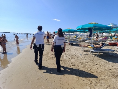 La polizia locale prosegue i servizi di pattugliamento in spiaggia, lungomare e nel centro città