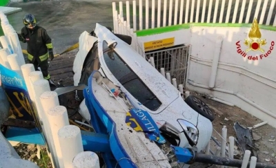 Scontro tra due veicoli sulla SS16, uno finisce fuori strada