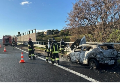 Auto a fuoco nel tratto di A14 ha provocato code e rallentamenti