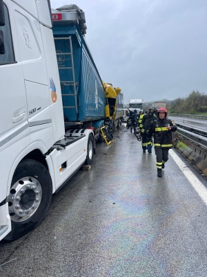 Autostrada A14: tamponamento tra Tir, operazioni complesse dei Vigili del Fuoco per estrarre l'autista da un mezzo