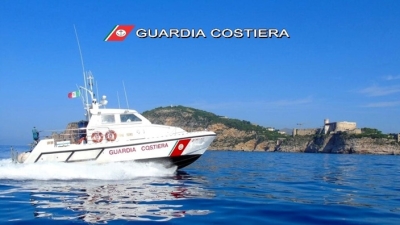 Surfista in difficoltà, soccorso e riportato a riva dalla Guardia Costiera