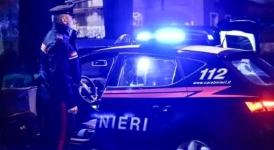 Aggredisce e minaccia con una pistola gli operatori della Croce rossa