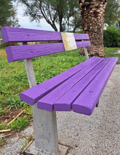 Fibromialgia, una panchina viola sul lungomare