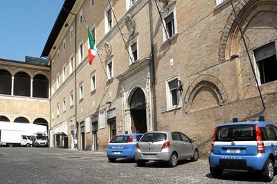 Taglia le gomme all'auto del professore, segnalato al Tribunale dei minori