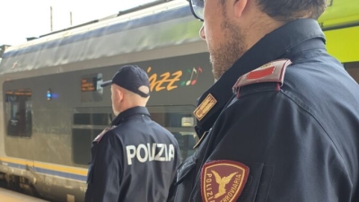 Ruba carte di credito e prova ad utilizzarle, denunciato