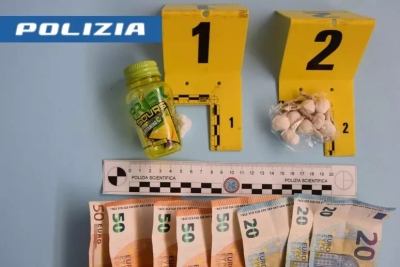 Dosi di cocaina nascoste negli slip poi la fuga in auto, due denunce