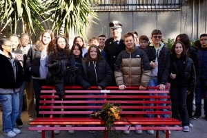 &ldquo;L&rsquo;Amore non &egrave; mai violenza&rdquo; - La caserma dei Carabinieri di Teramo da oggi ha la sua panchina rossa