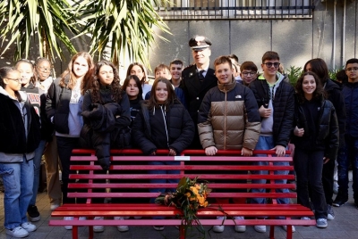 “L’Amore non è mai violenza” - La caserma dei Carabinieri di Teramo da oggi ha la sua panchina rossa