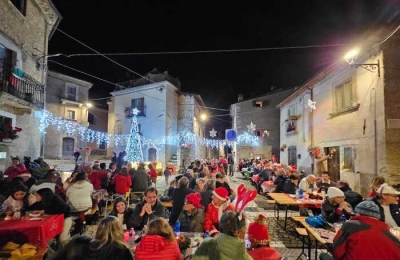 Freddo invernale, borgo abruzzese festeggia il 'Natale' d'estate