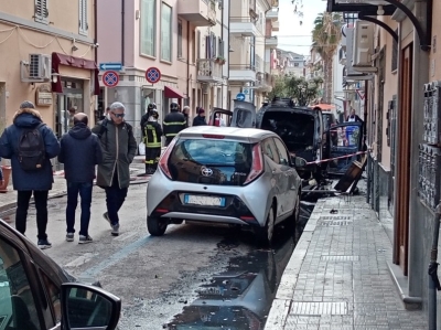 Fiammata improvvisa dal furgoncino parcheggiato, illeso il conducente