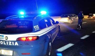 Accosta in corsia d'emergenza, muore investito da due tir