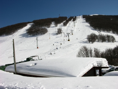 Ascoli Piceno - Monte Piselli, la neve c'è ma non si scia: è polemica