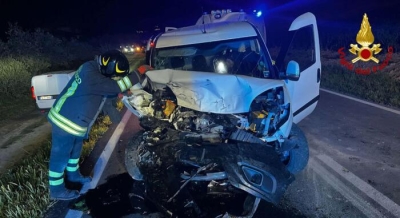 Incidente fra auto e furgone: un ferito grave trasportato al Torrette