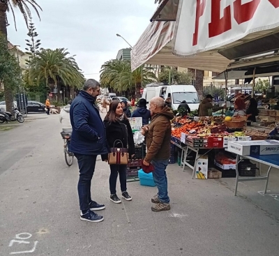 l’Assessore al Commercio Laura Camaioni e l’Assessore alla Polizia Locale Lorenzo Vesperini incontrano gli ambulanti del mercato settimanale