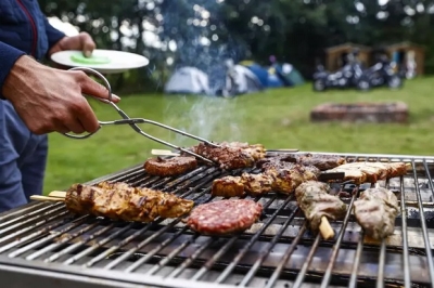 Fiammata mentre accende il barbecue, si ustiona viso e corpo