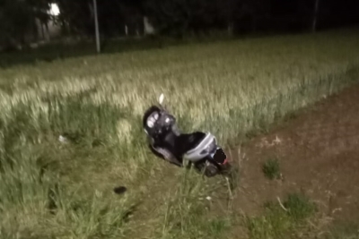 Inseguito finisce in un campo, feriti anche due poliziotti