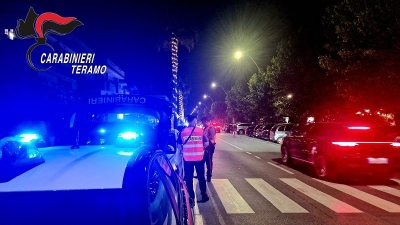 Sfondano con l'auto, per ritorsione, la vetrina del locale entrando in discoteca, ricercati