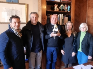 Coldiretti Ascoli Fermo e Coldiretti, la qualit&agrave; Made in Italy per il Presepe: consegnata la statuina e al Vescovo di Fermo