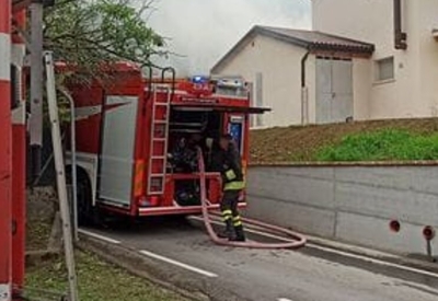 L'incendio dalla legnaia arriva in casa, tre famiglie evacuate