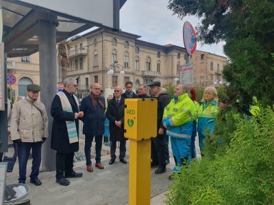 Un altro defibrillatore in città, stavolta in piazza Nardone