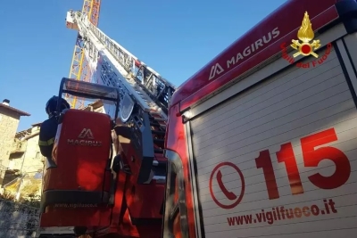 Un operaio sale sopra una gru per protestare sul ritardo degli stipendi